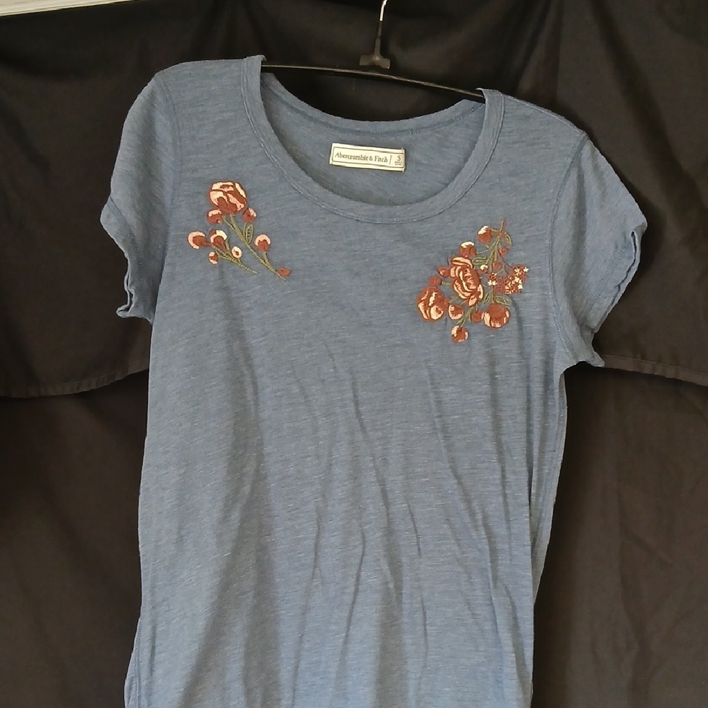 Blue Floral Embroidered T-Shirt Ny Abercrombie & Fitch Sz Small